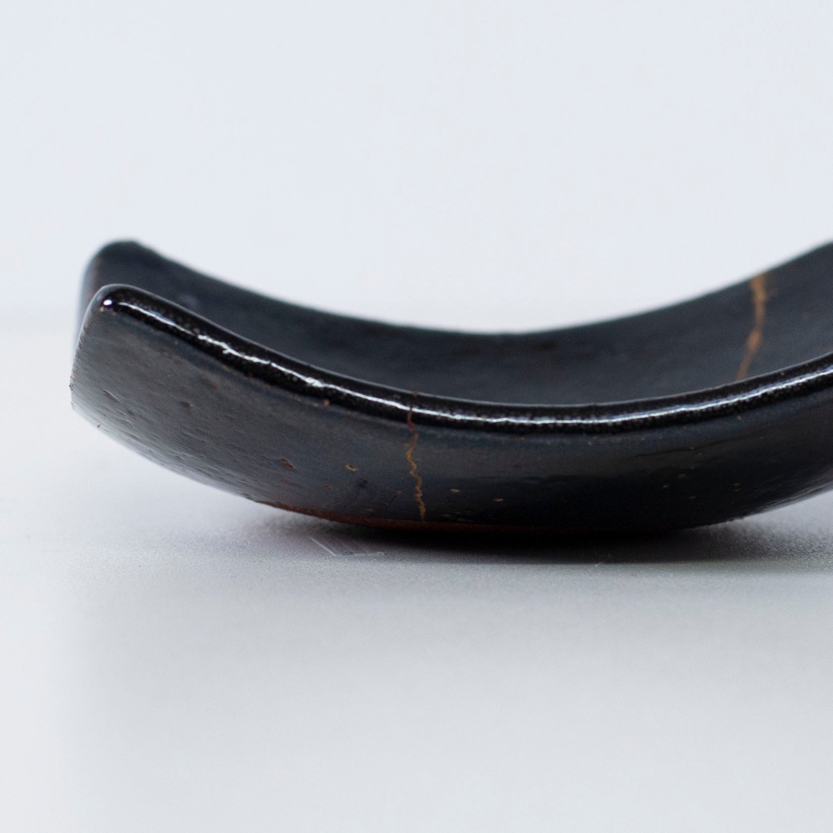 Nahaufnahme des Seitenprofils der Kintsugi Square Plate "Jet Black Lighting" 02, die die Textur hervorhebt.