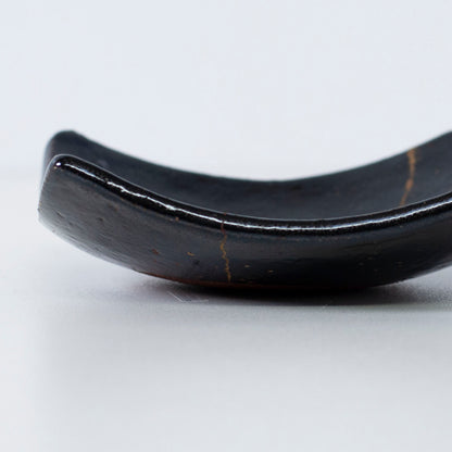 Nahaufnahme des Seitenprofils der Kintsugi Square Plate "Jet Black Lighting" 02, die die Textur hervorhebt.
