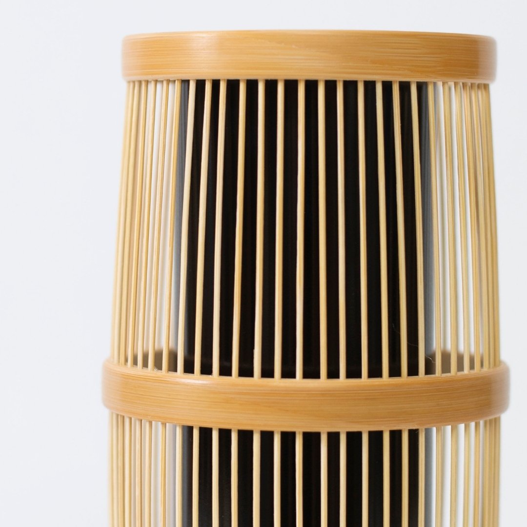 Japansk bambusblomstervase 'Shiori' – et minimalistisk design med fint håndværk, der indkapsler skønheden ved wabi-sabi