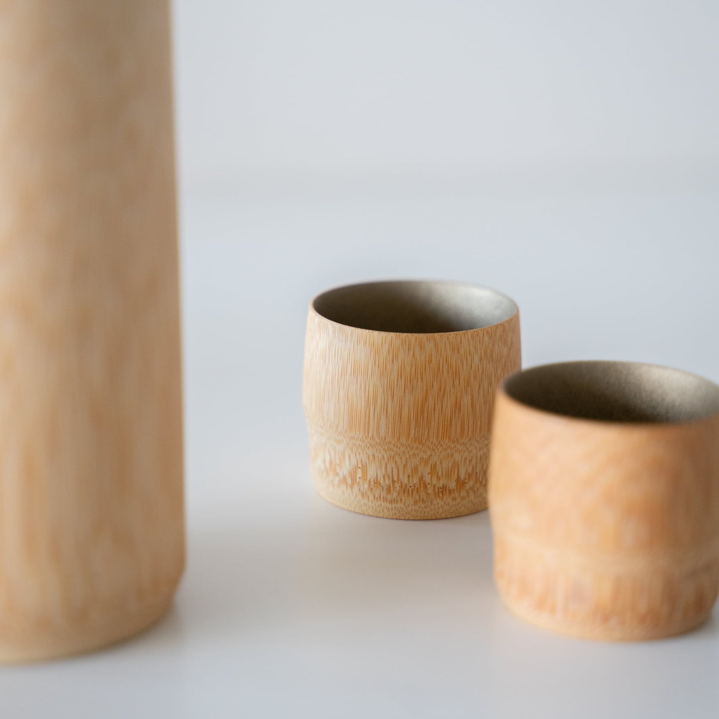 Japanischer Bambus-Sake-Becher: Detaillierte Handwerkskunst aus Kyoto (Nahaufnahme)
