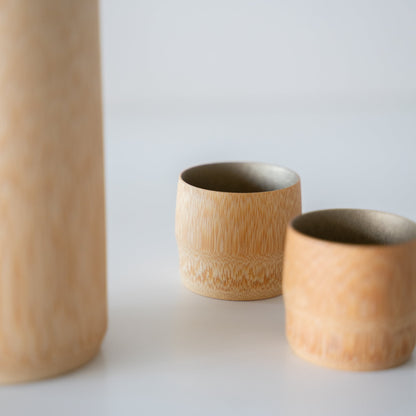 Japanischer Bambus-Sake-Becher: Detaillierte Handwerkskunst aus Kyoto (Nahaufnahme)
