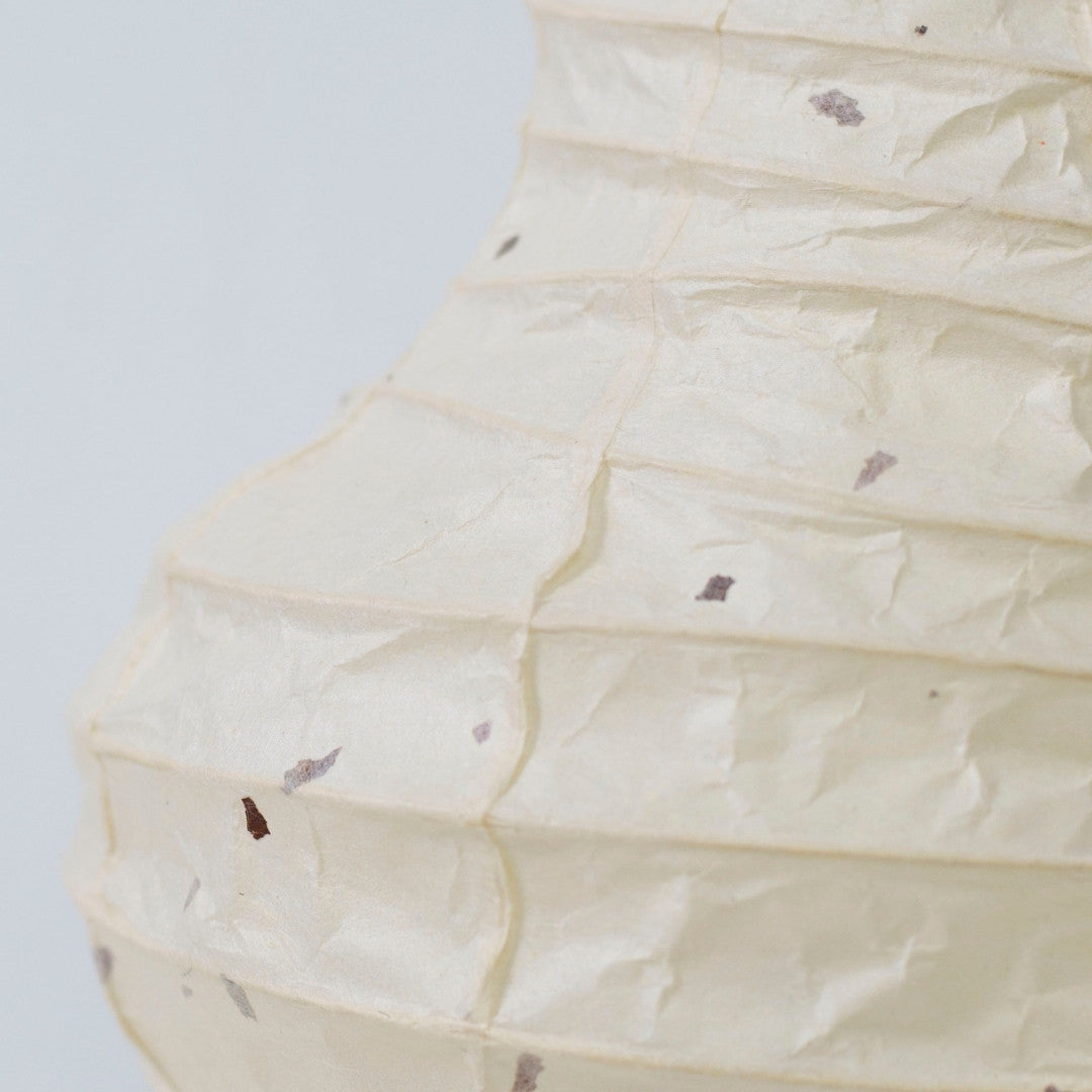 "Lampe de sol japonaise en papier « BEANS LIGHT » petite – Lampe de salon artisanale en papier washi avec une surface texturée unique"