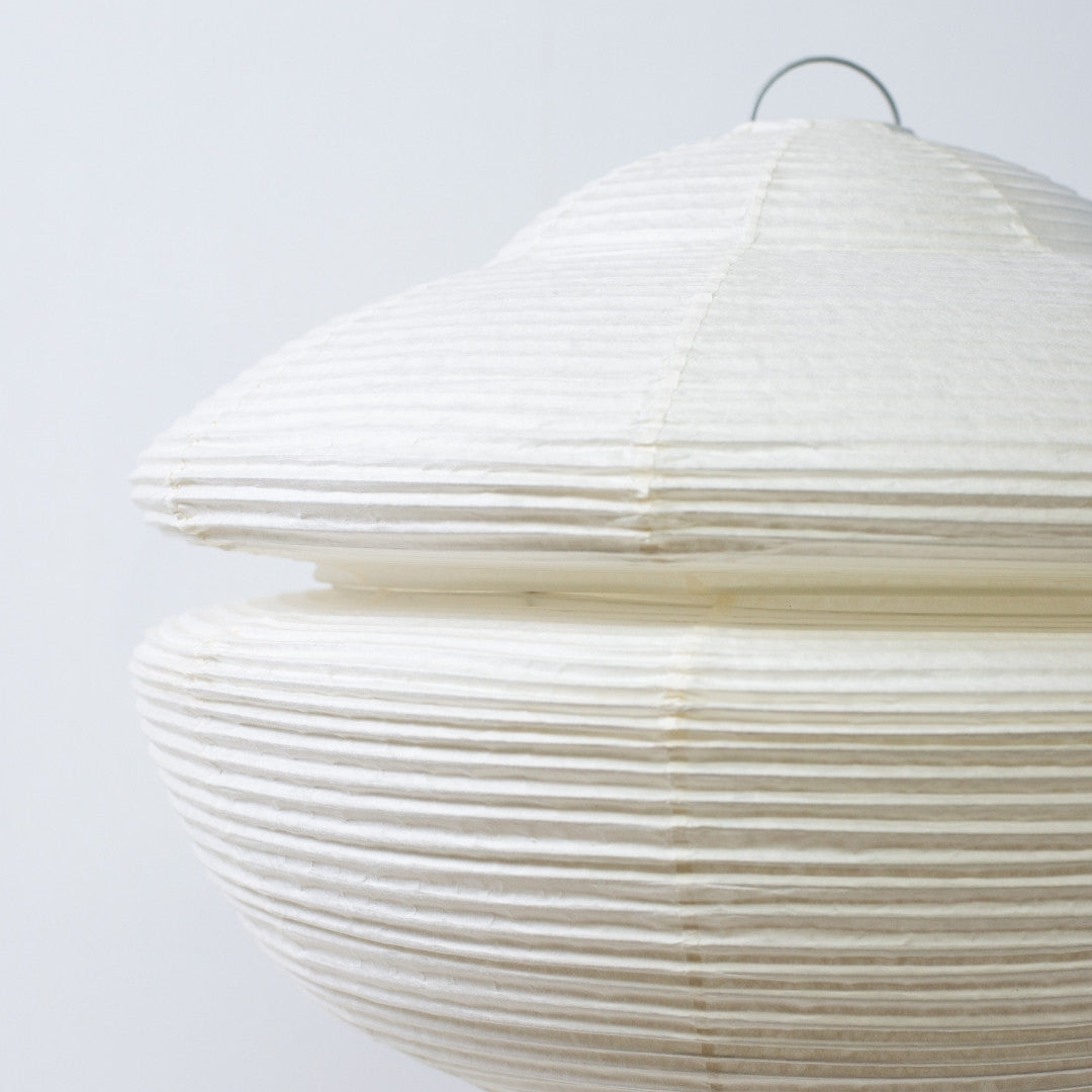 Gros plan sur le lampadaire japonais en papier GEMINI 01, détail texturé de la lampe japonaise en papier washi Harusame