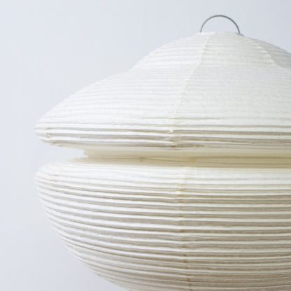 Gros plan sur le lampadaire japonais en papier GEMINI 01, détail texturé de la lampe japonaise en papier washi Harusame