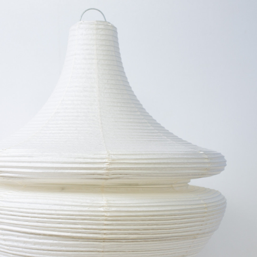 Gros plan sur le lampadaire japonais en papier GEMINI 02, détail de la lampe japonaise texturée Harusame washi