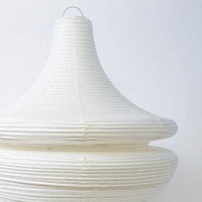 Gros plan sur le lampadaire japonais en papier GEMINI 02, détail de la lampe japonaise texturée Harusame washi