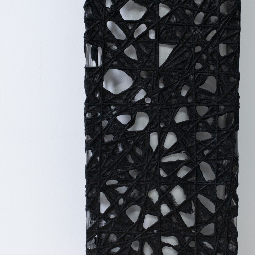 "Gros plan sur un lampadaire japonais noir en papier ME-LOOK 01, détail de la texture web washi Melook"