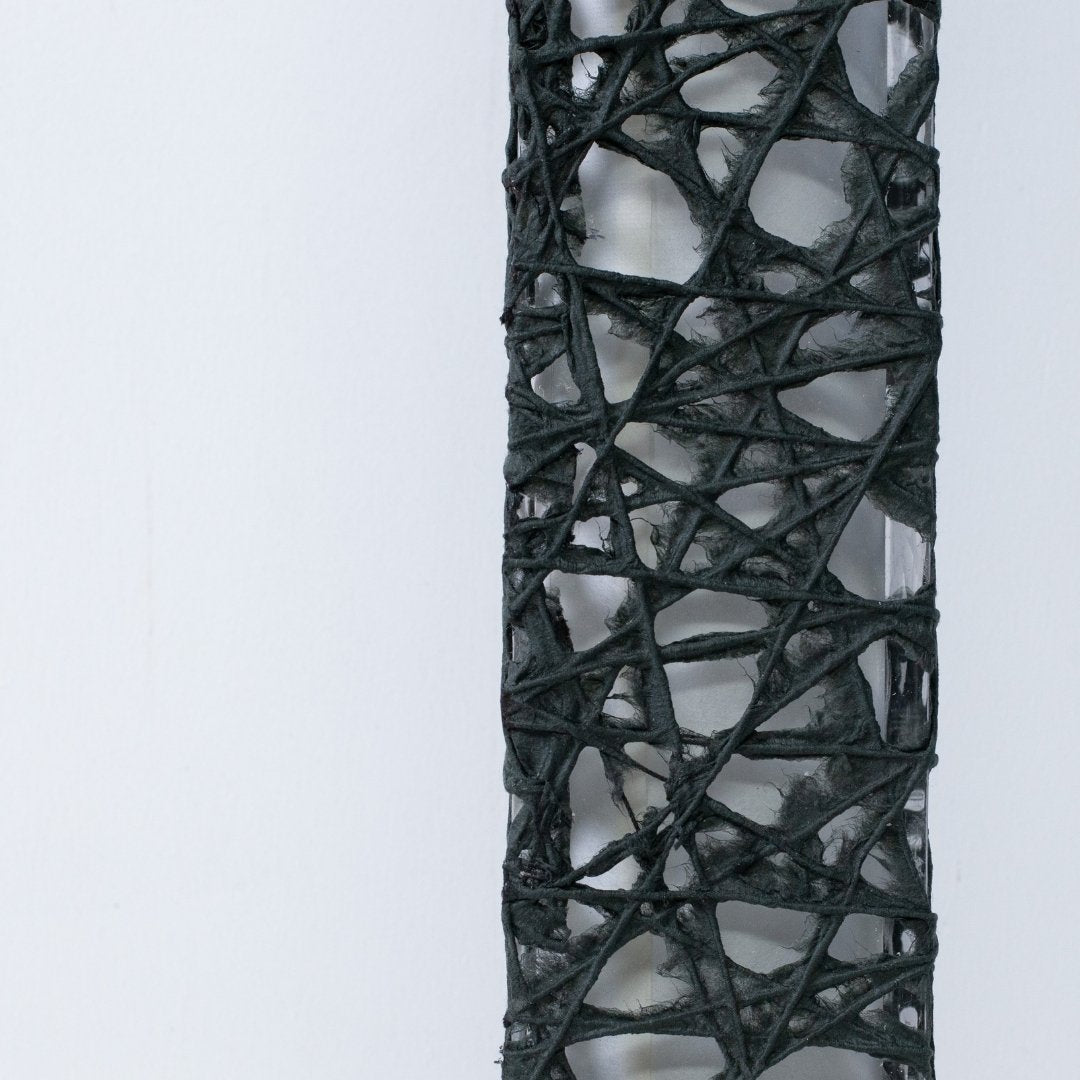 Gros plan sur un lampadaire japonais en papier noir ME-LOOK 02, détail de la texture web washi Melook