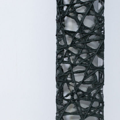 Gros plan sur un lampadaire japonais en papier noir ME-LOOK 02, détail de la texture web washi Melook