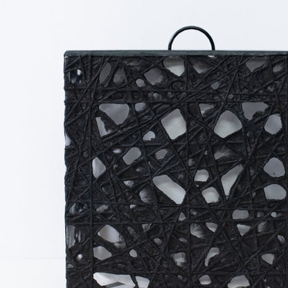 "Gros plan sur un lampadaire japonais en papier noir ME-LOOK 03, détail de la texture web washi Melook"