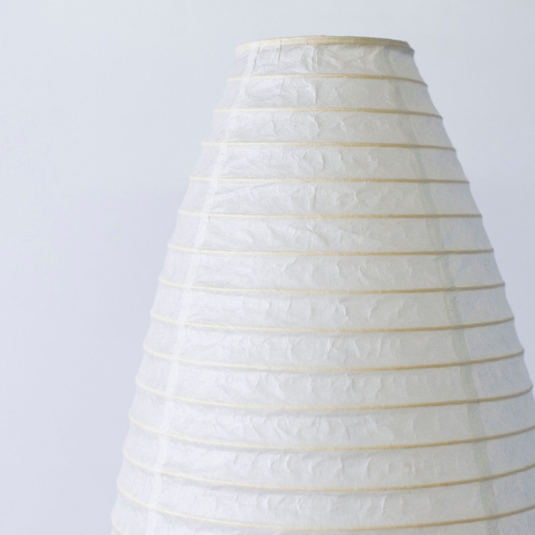 "Gros plan sur des lampes de sol japonaises en papier « paper moon 13 » – élégante lampe Washi verticale pour une lumière paisible"