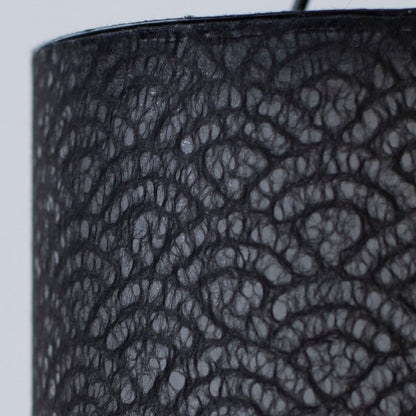 "Japanse Papieren Tafellamp \"Lace Washi\" Zwart – Een unieke zwarte washi bedlamp met traditionele golfpatronen"