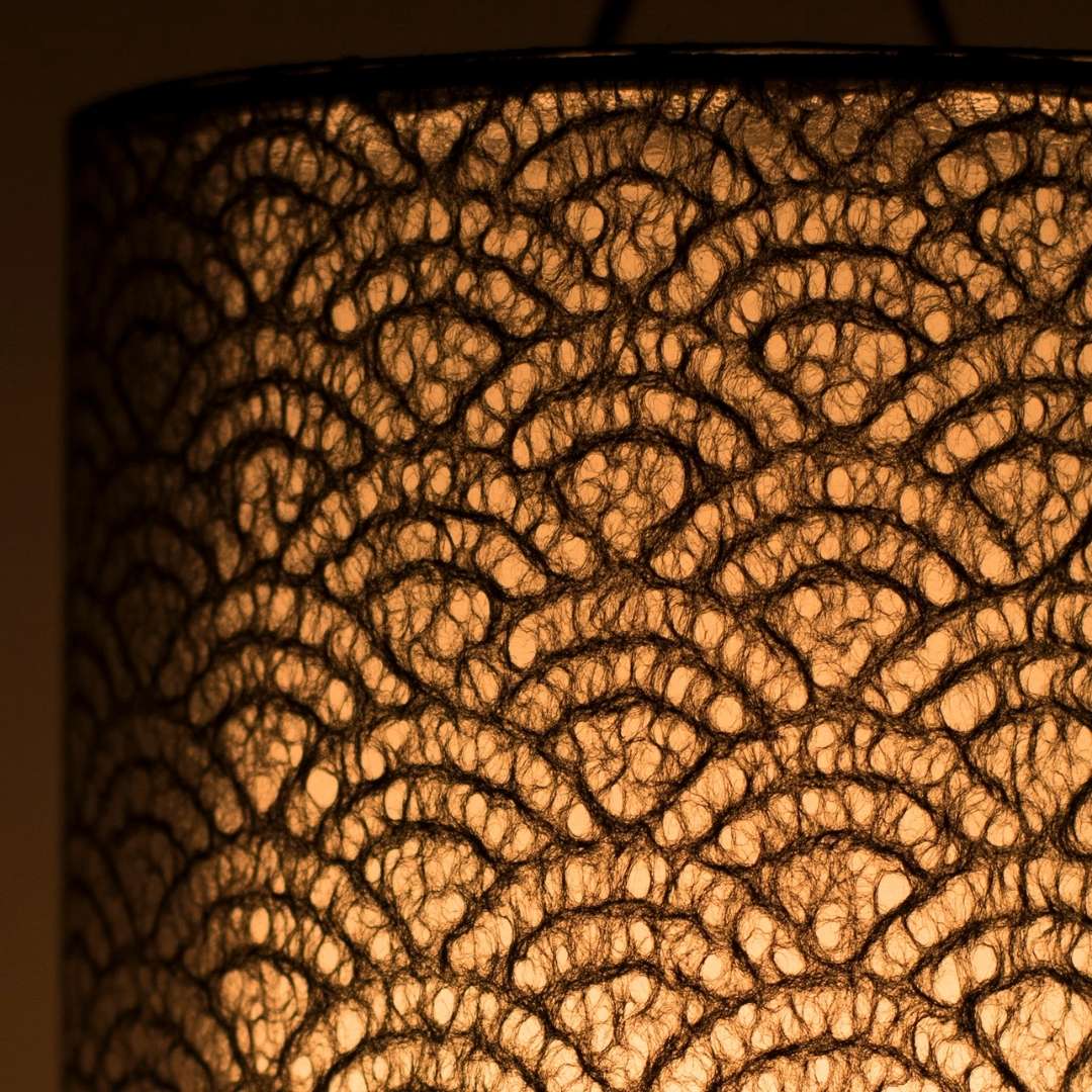 "Gedetailleerd zwart kant verlicht in Japanse papieren tafellamp 'Lace Washi Black' - stijlvolle papieren tafellamp voor slaapkamerambiance"