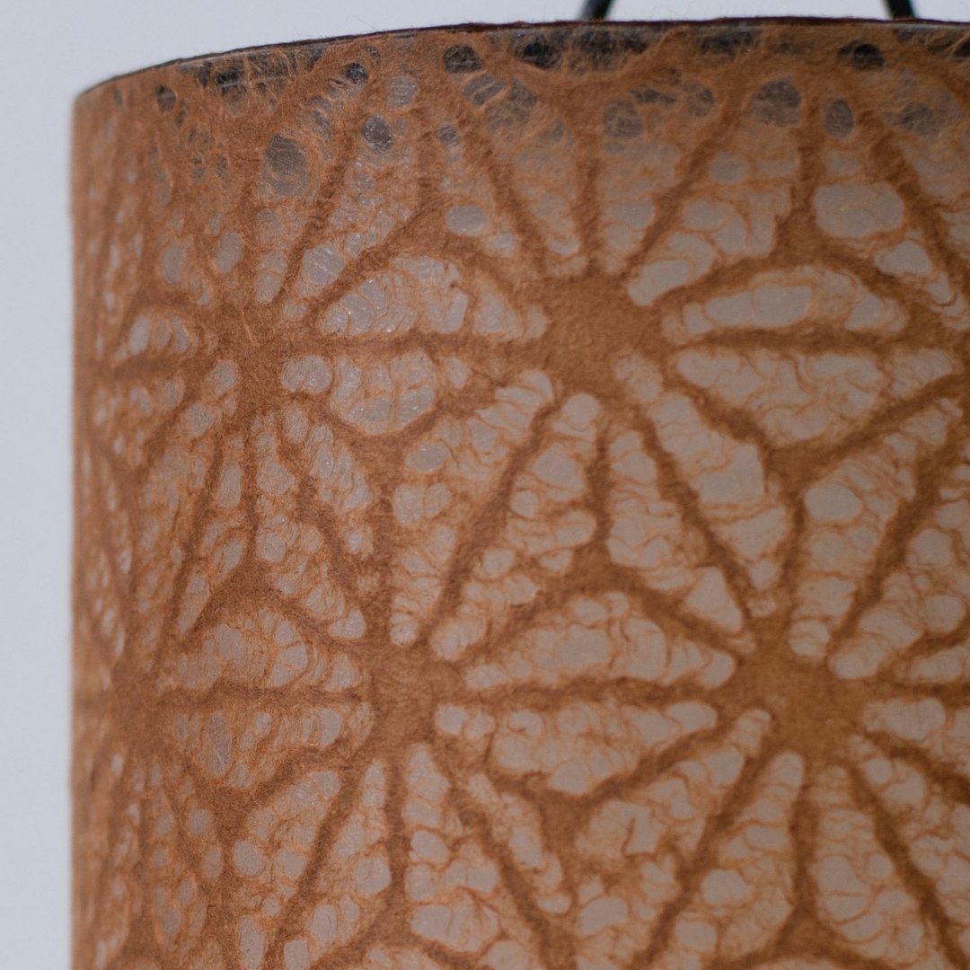 "Japanse Papieren Tafellamp \"Lace Washi\" Bruin – Een handgemaakte washi bedlamp met hennepbloempatroon"