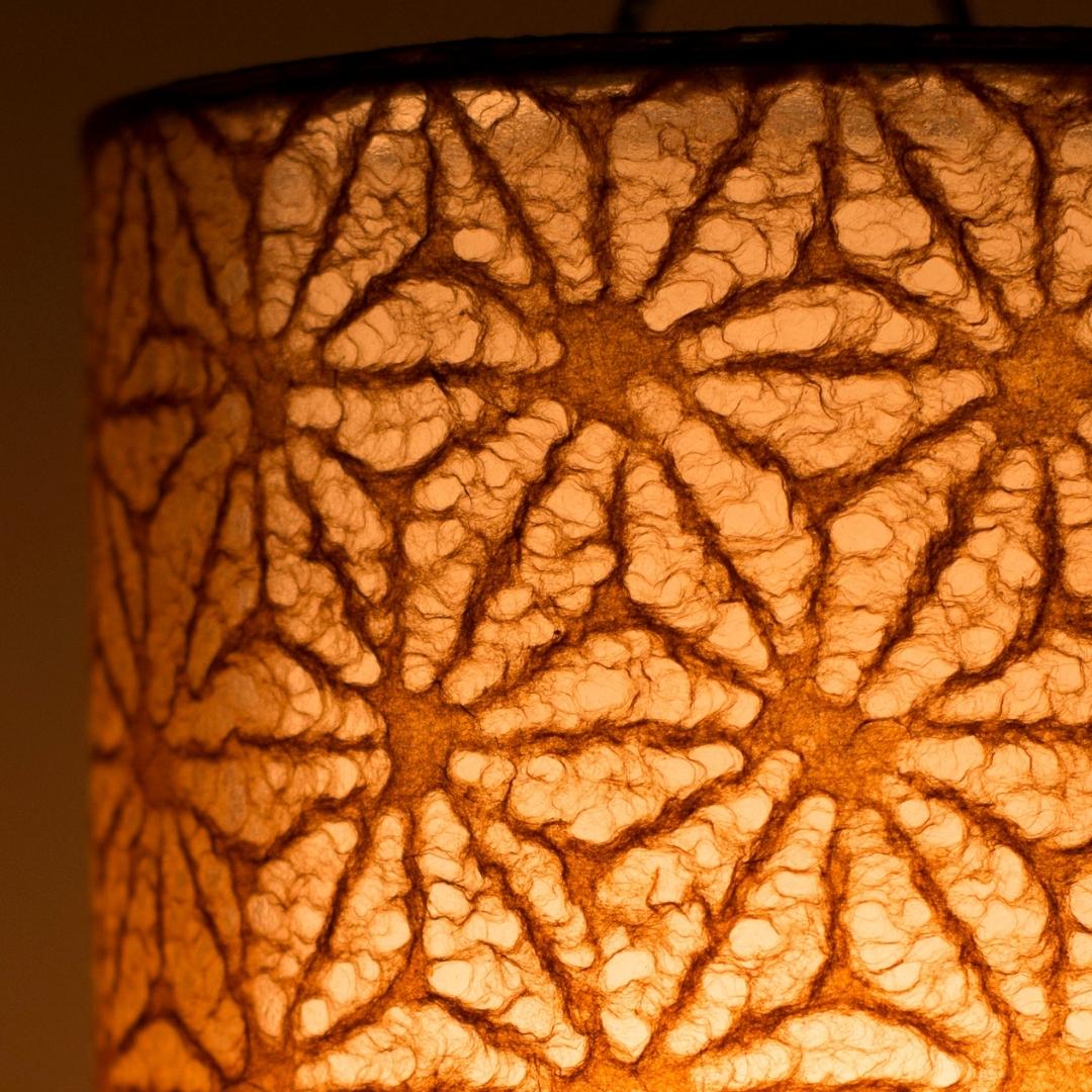 "Rijke bruine kanten textuur benadrukt op Japanse papieren tafellamp 'Lace Washi Brown' - unieke nachtkastlampen voor warme slaapkamerverlichting"