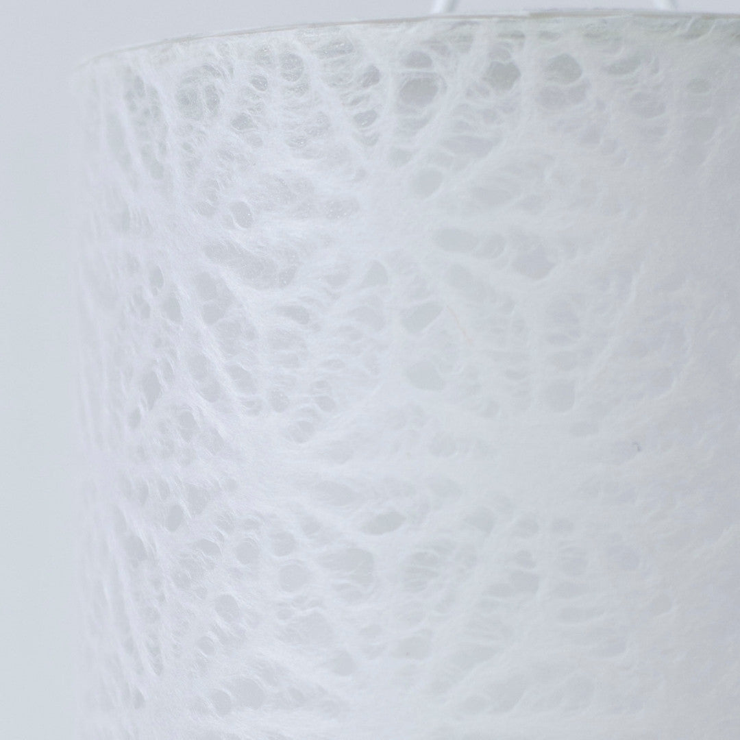 "Japanse Papieren Tafellamp \"Lace Washi\" Wit – Een handgemaakte witte washi bedlamp met ingewikkelde patronen"
