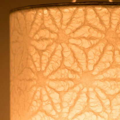 "Delicaat wit kanten patroon op Japanse papieren tafellamp 'Lace Washi White' - elegante papieren lampen, perfect als nachtkastjellamp"