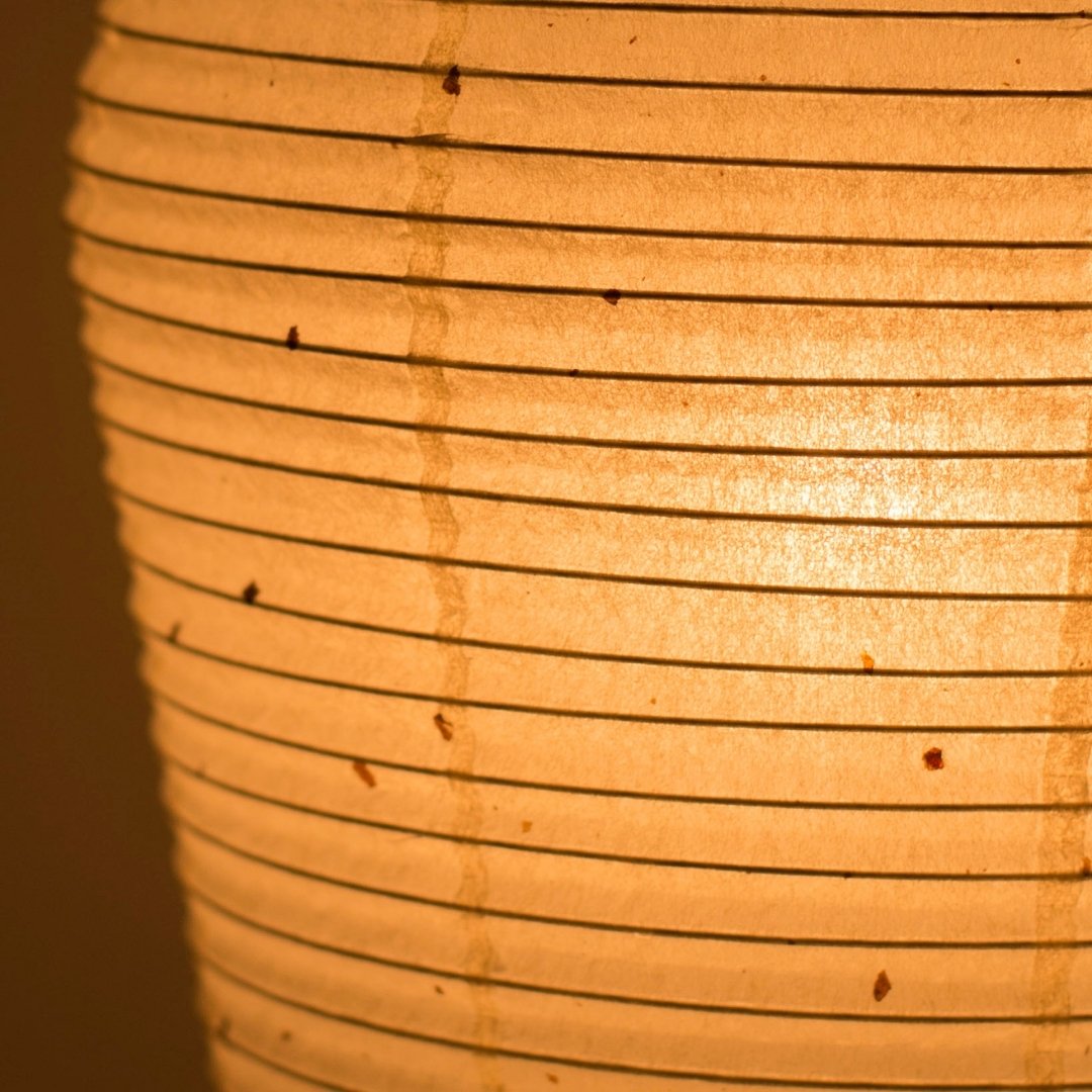 Warme gloed van Japanse papieren tafellamp 'PAPERSON 01' - unieke tafellampen, nachtkastlampen voor knusse slaapkamers