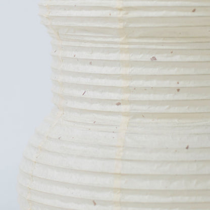 "Japanse Papieren Tafellamp \"PAPERSON 03\" – Een duurzame handgemaakte washi papieren nachtkastlamp met een wabi-sabi esthetiek"