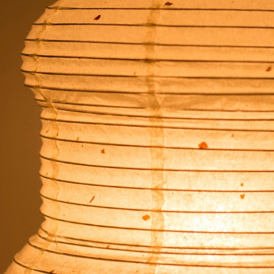 "Onderscheidend ontwerp close-up van Japanse papieren tafellamp 'PAPERSON 03' - draagbare lamp, unieke tafellampen voor slaapkamerdecoratie"