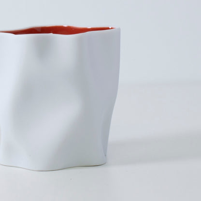 AKAFUJI Japansk duftlys i hvidt Seto-porcelæn med rød inderside, inspireret af Hokusais Fuji