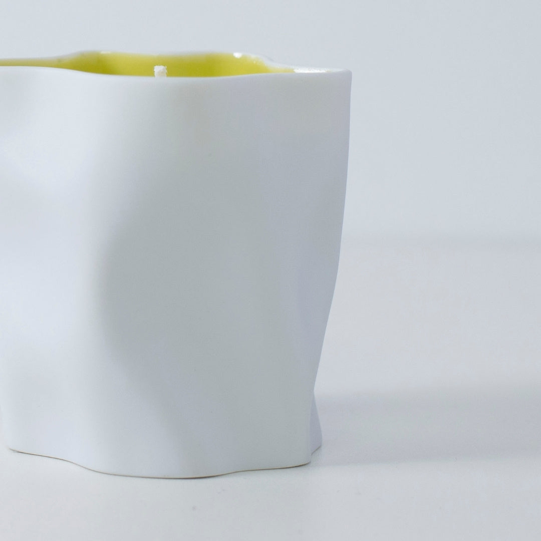 "YUZU-Duftkerze in gelber Porzellanvase, inspiriert von der Zitrusernte und der Ruhe japanischer Räucherstäbchen"