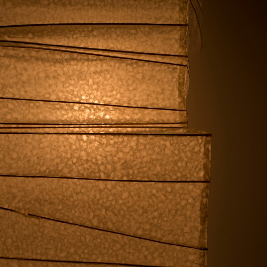 "Éclairage d'ambiance doux et subtil d'un lampadaire japonais en papier Washi « Harusame Washi 01 » - lampadaire en papier washi pour le salon"