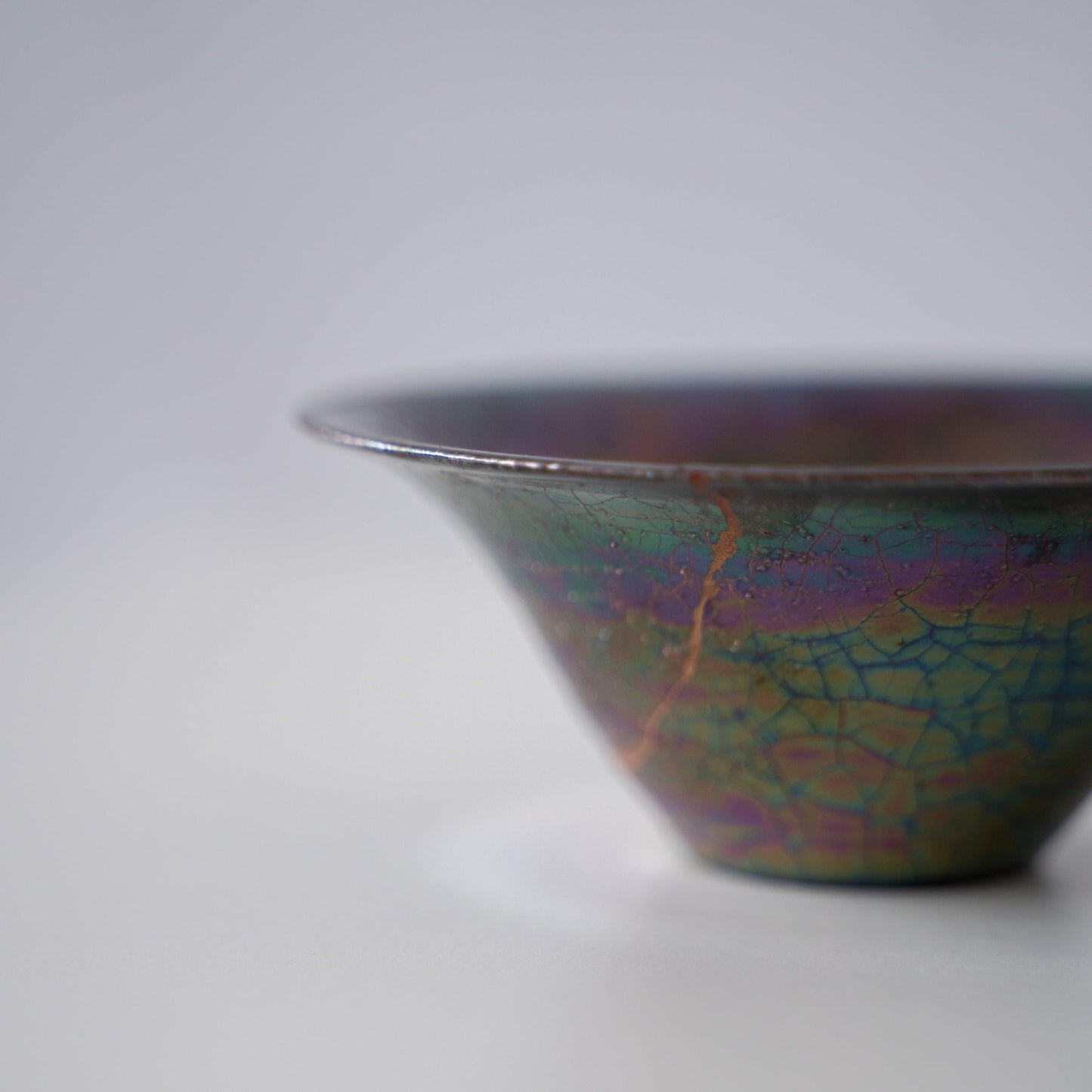 Kintsugi-Schale "Regenbogen-Glanz": Seitenansicht im Nahaufnahme