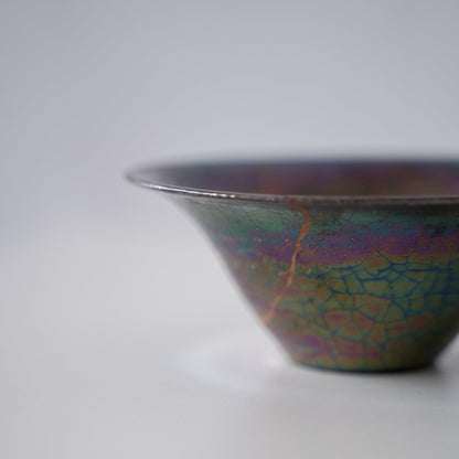 Kintsugi-Schale "Regenbogen-Glanz": Seitenansicht im Nahaufnahme