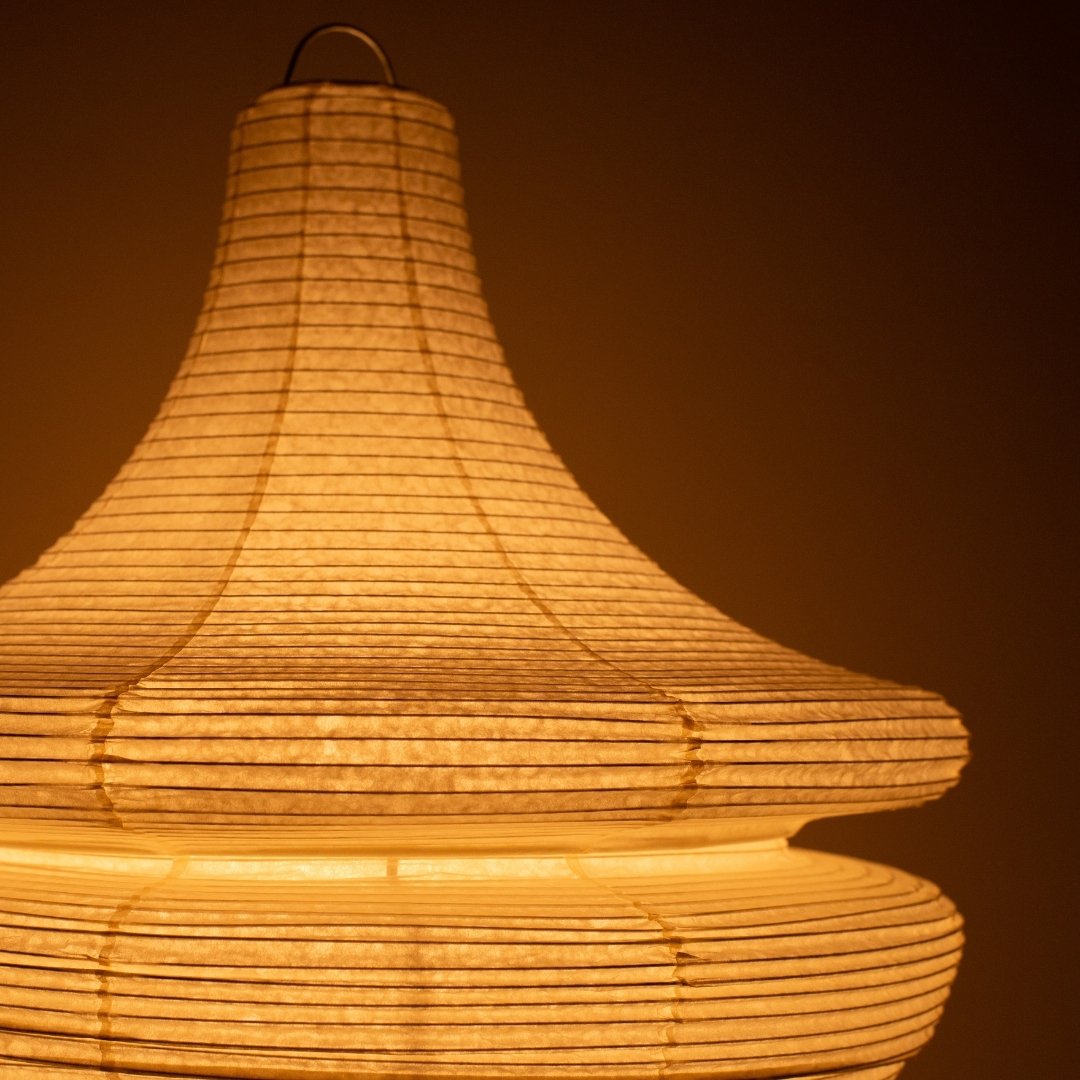 Gros plan sur la lampe de sol japonaise en papier lumineux GEMINI 02, lampe japonaise sculpturale en papier washi chaleureux