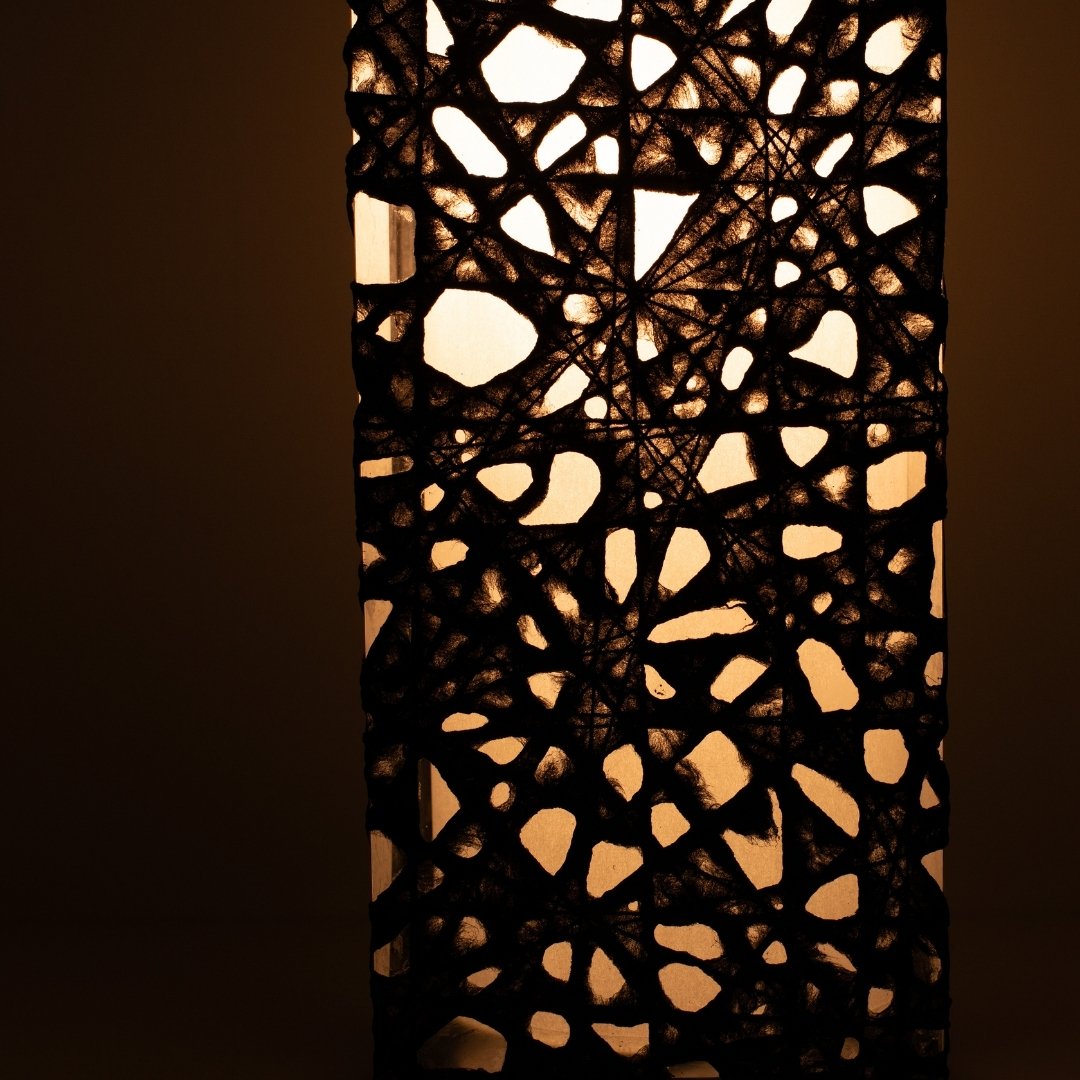 Lampe japonaise au sol ME-LOOK 01, noire et lumineuse, en papier washi Melook complexe, gros plan