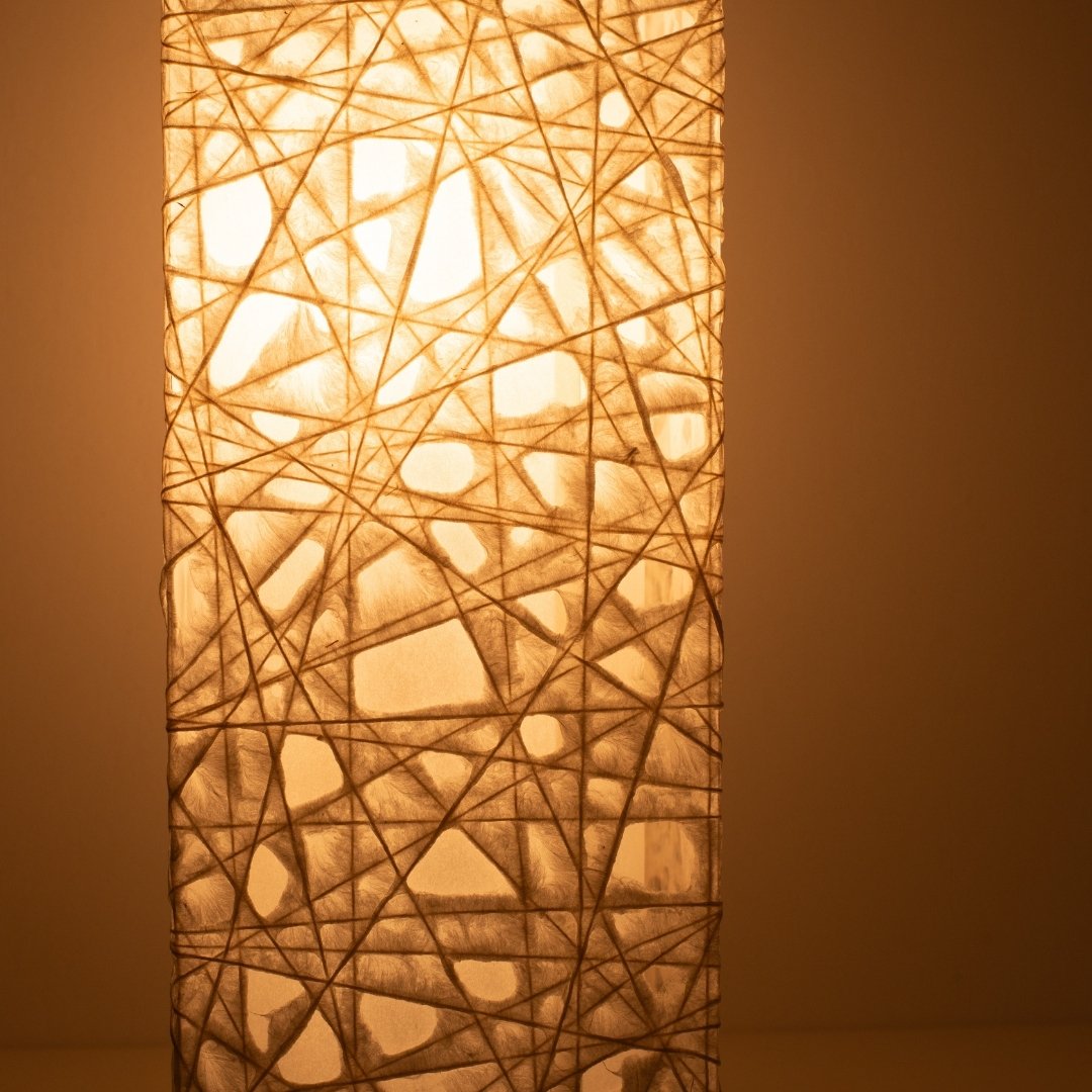 Lampe japonaise au sol ME-LOOK 01, blanche et lumineuse, gros plan, papier washi Melook complexe