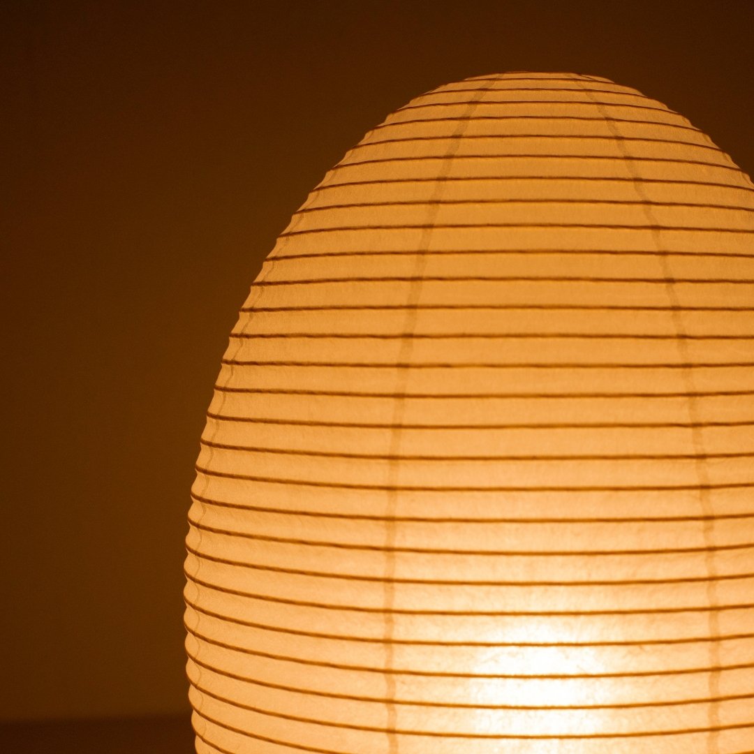 "Vue rapprochée de la lampe de sol japonaise en papier « lune de papier 01 » – Lampe Mino Washi style Japandi"