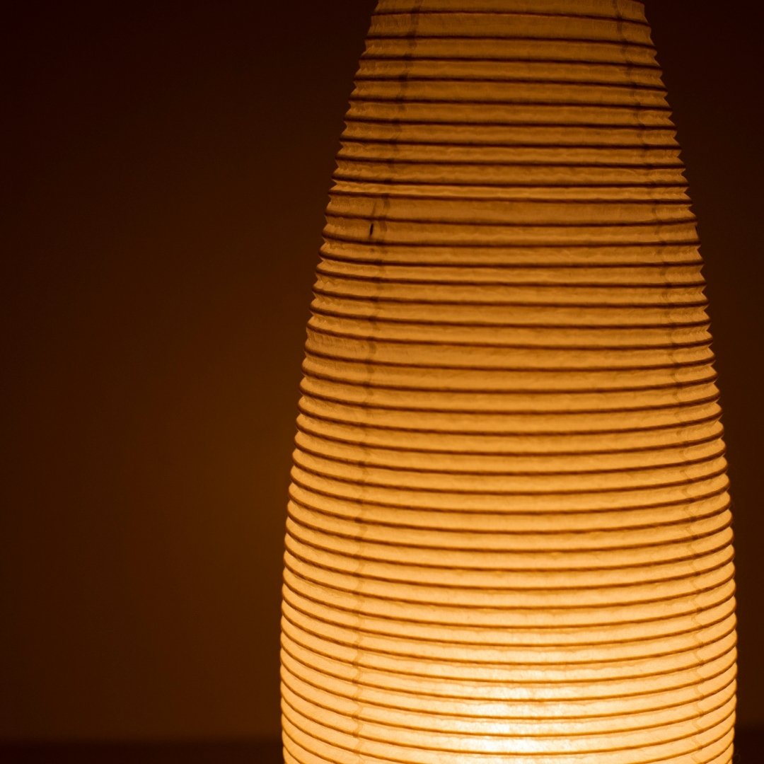 "Lampe sur pied japonaise lumineuse en papier, gros plan, « lune de papier 03 » – élégante lampe sur pied Washi japonaise haute"