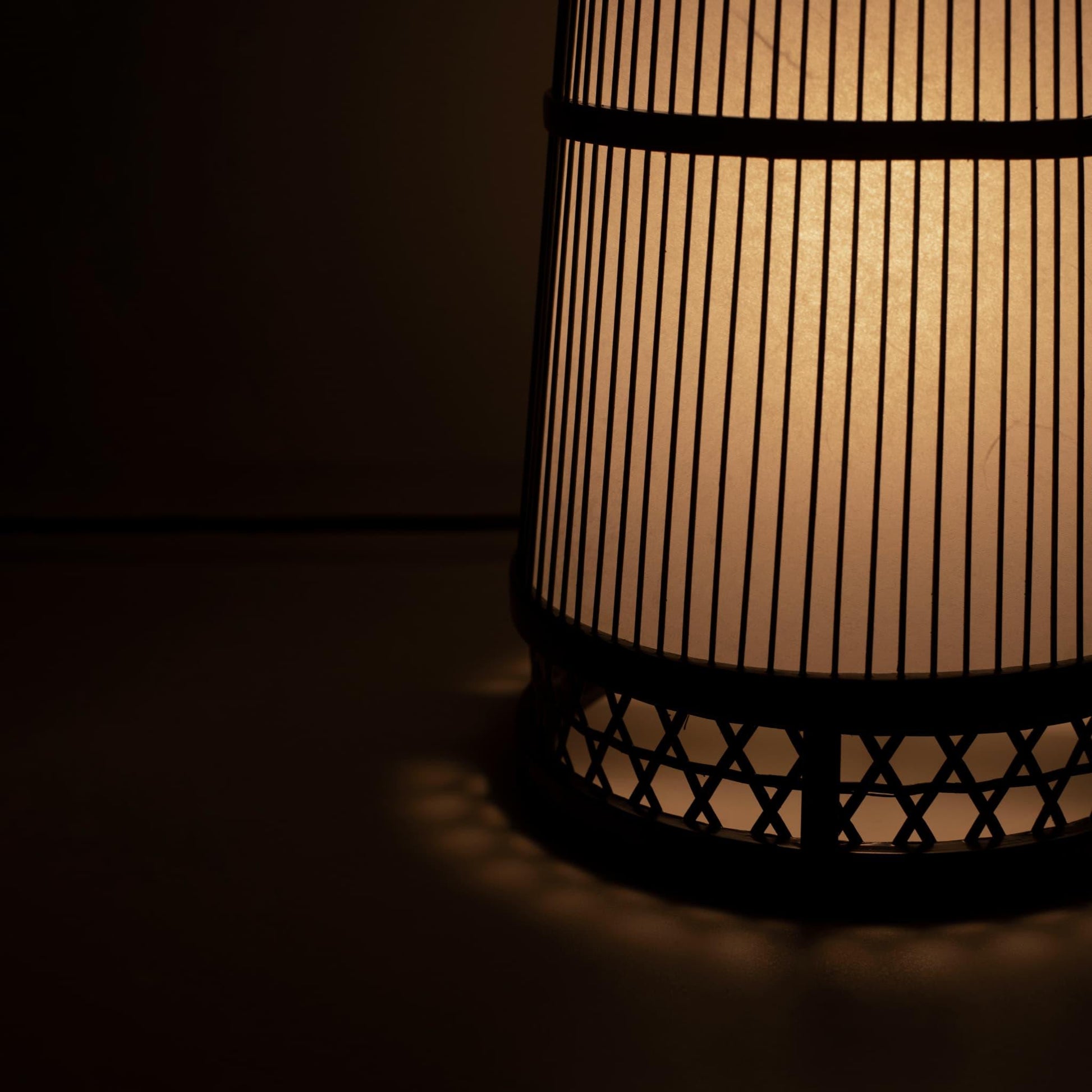 Lampe japonaise exquise, fabriquée à la main selon l'art du bambou de Shizuoka, vieux de 800 ans. Son design délicat diffuse une lumière douce et chaleureuse.