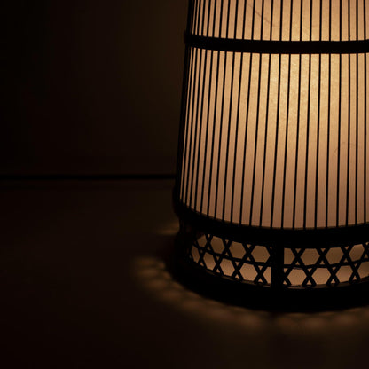 Lampe japonaise exquise, fabriquée à la main selon l'art du bambou de Shizuoka, vieux de 800 ans. Son design délicat diffuse une lumière douce et chaleureuse.