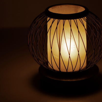 "Minimalistische bamboe tafellamp op een tafel in een slaapkamer in Japandi-stijl, met 800 jaar vakmanschap uit Shizuoka, Japan."