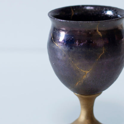 Magenta kintsugi vinglas repareret med Kintsugi, en traditionel japansk teknik.
