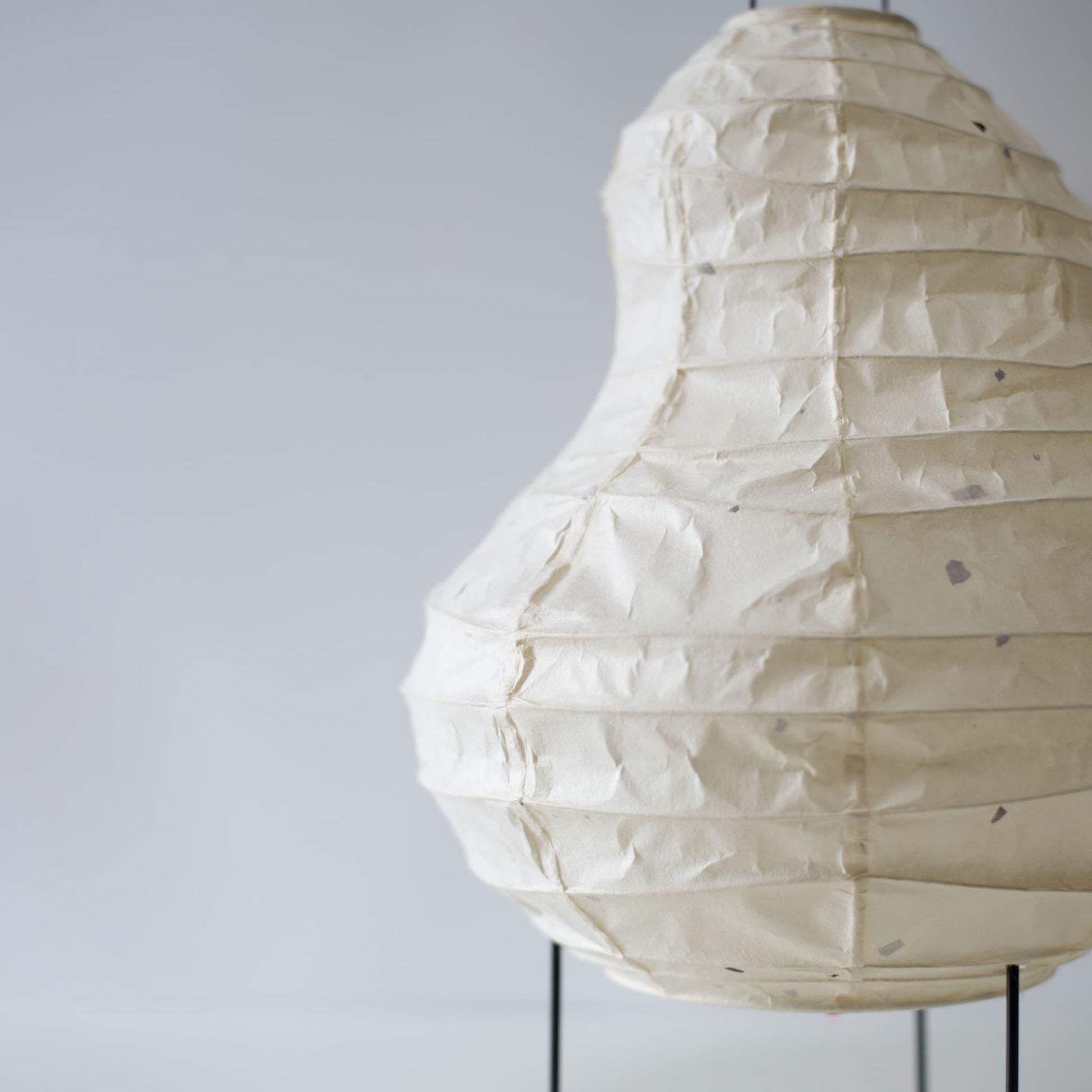 "Détail d'un lampadaire japonais unique, fabriqué à la main selon les techniques de lanternes de Gifu et avec du papier washi traditionnel, présentant un magnifique mélange d'héritage et de design moderne."