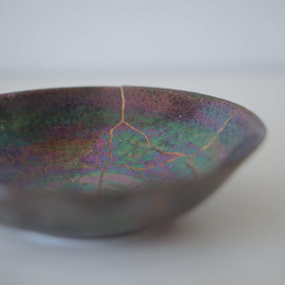 Skål repareret med Kintsugi, en traditionel japansk teknik, der omfavner skønheden i uperfekthed.