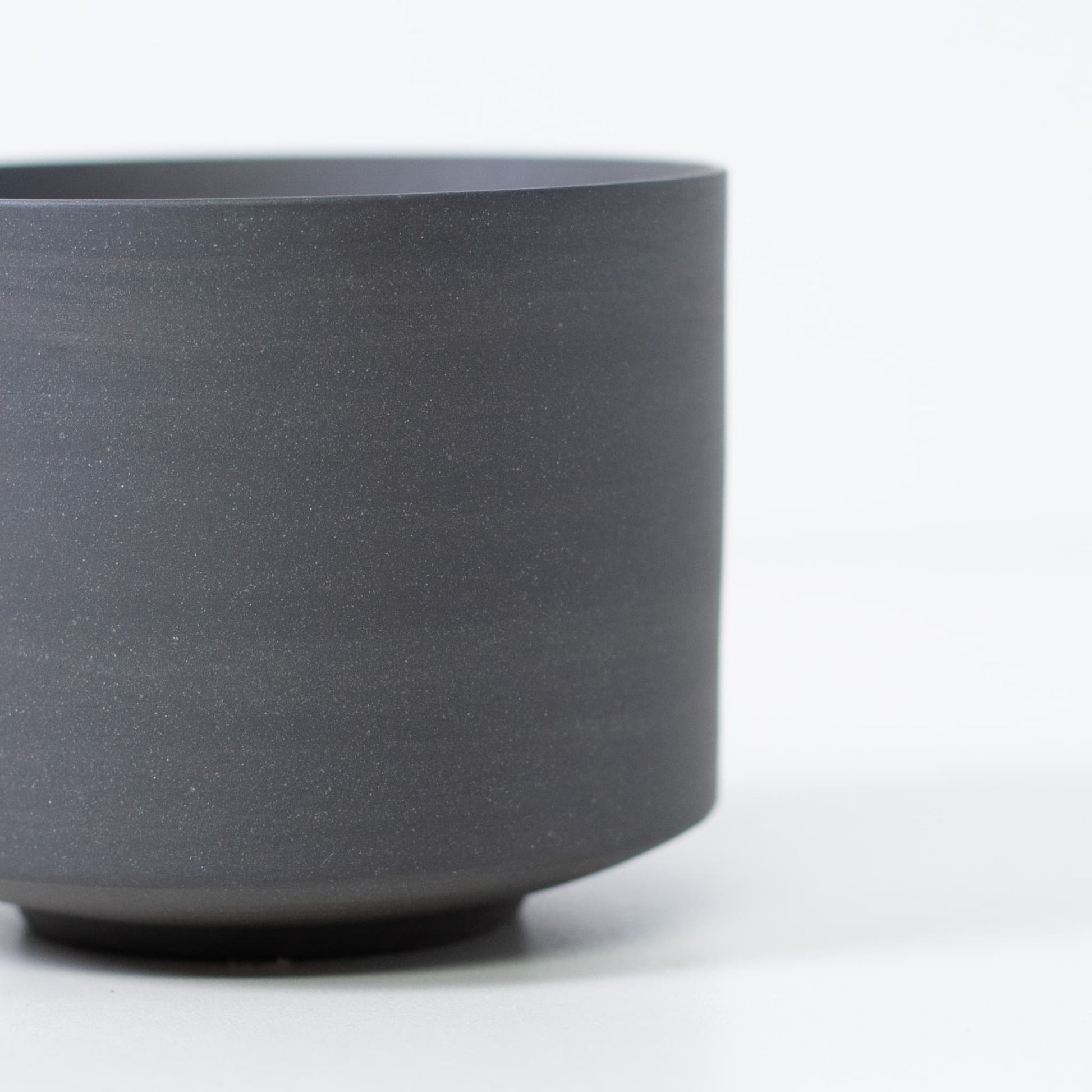 Chawan noir minimaliste pour matcha, bol à matcha japonais conçu pour la cérémonie du thé ou un usage quotidien.