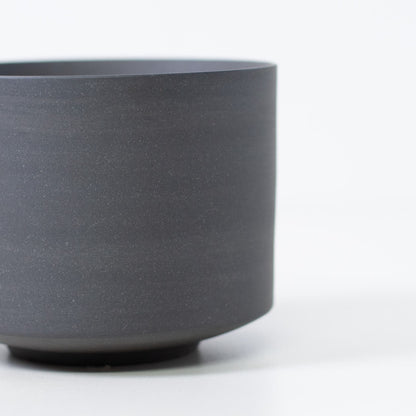 Chawan noir minimaliste pour matcha, bol à matcha japonais conçu pour la cérémonie du thé ou un usage quotidien.