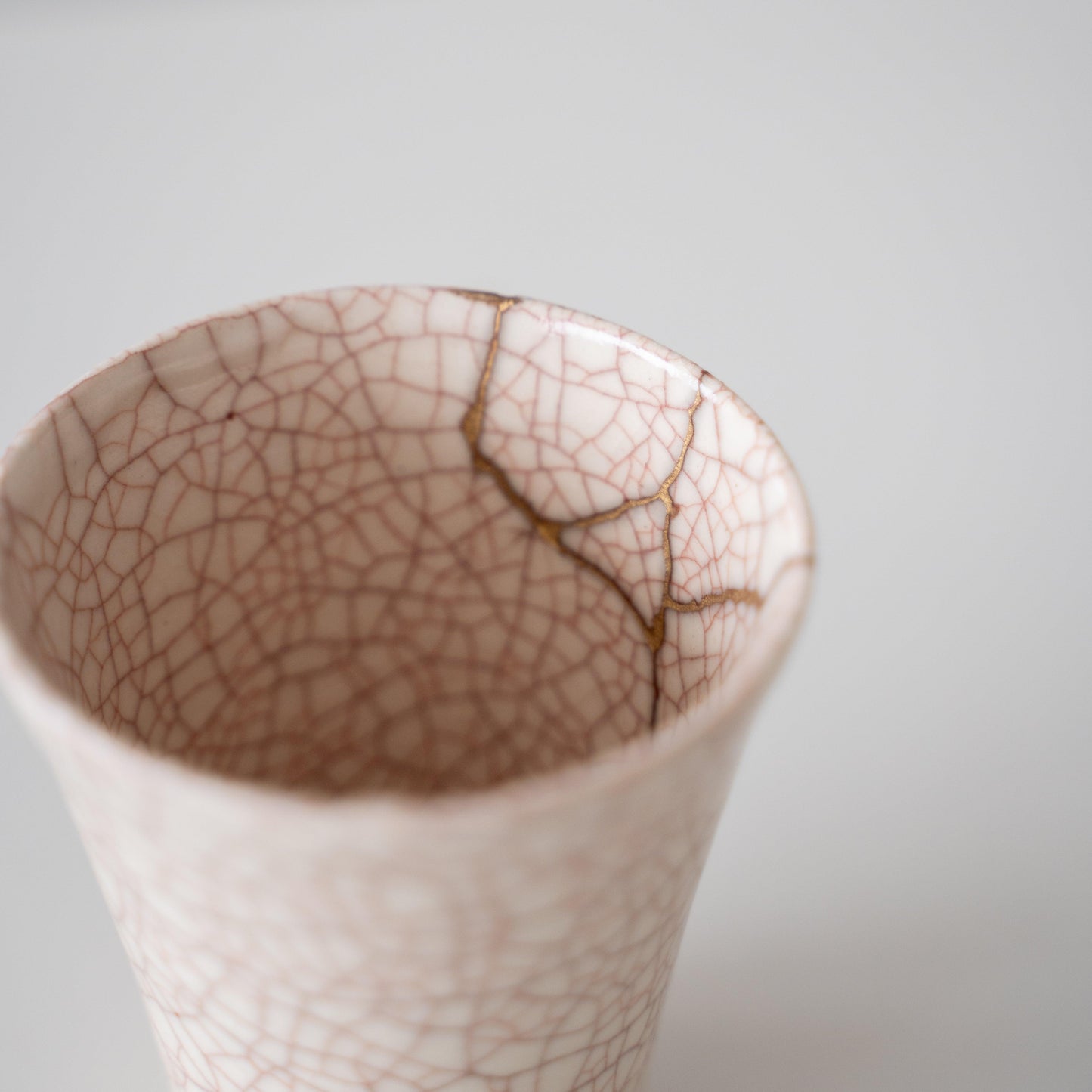 Kintsugi-kop "Vermilion Crackle" 03 med en Paulownia-trææske