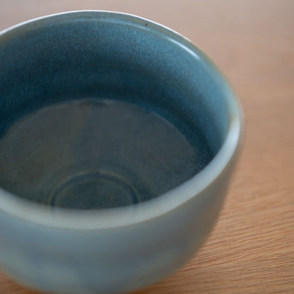 Vinklet top-down-visning af det indre af den dybblå japanske matcha-skål "Summer Sky", der viser skålens dybde, glatte centrum og de subtile variationer i den blå glasur.