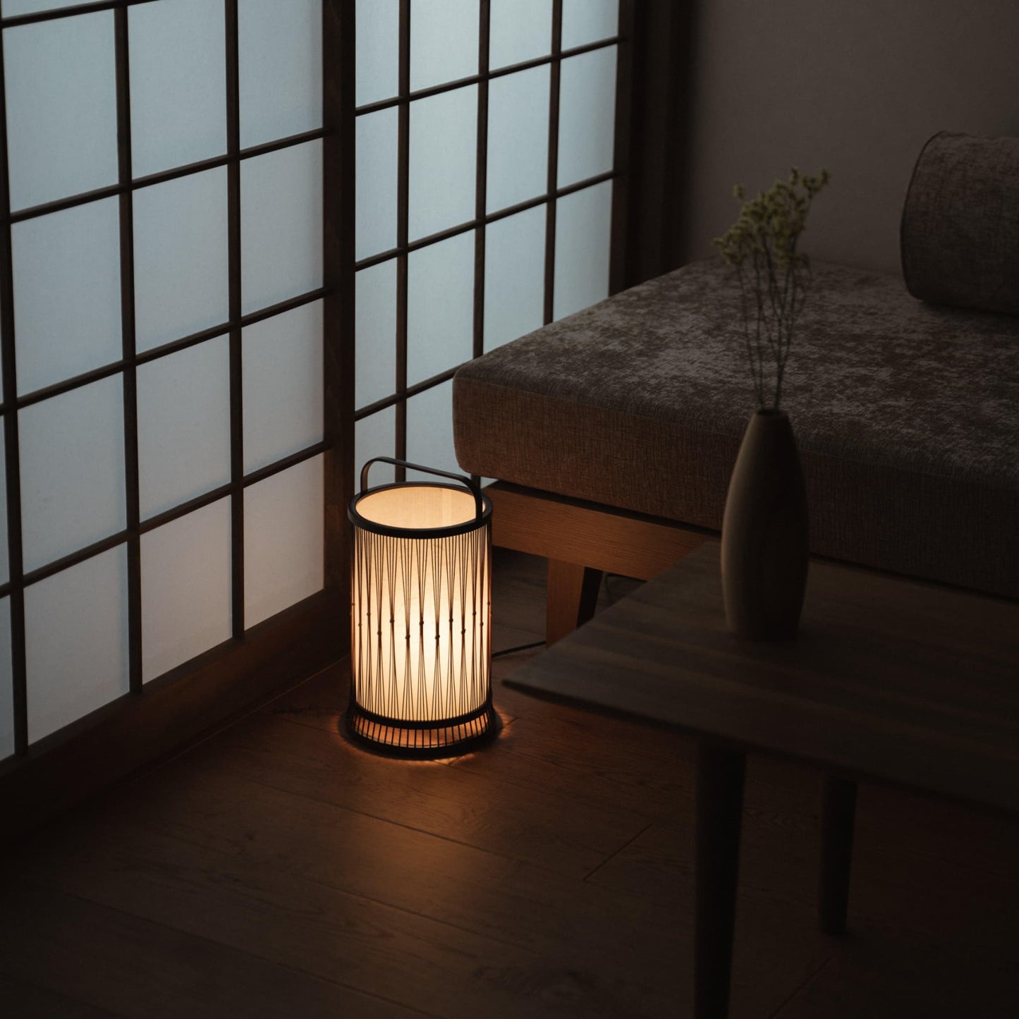 Eine Bambus-Stehleuchte in einem japanisch-skandinavischen Wohnzimmer. 