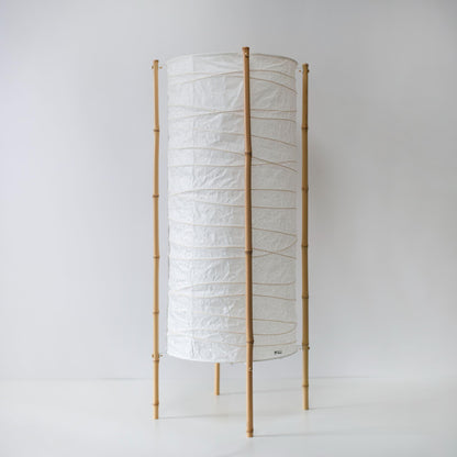 Lampadaire haut avec 4 supports en bambou, fabriqué selon les techniques de lanternes de Gifu et du papier Mino washi.