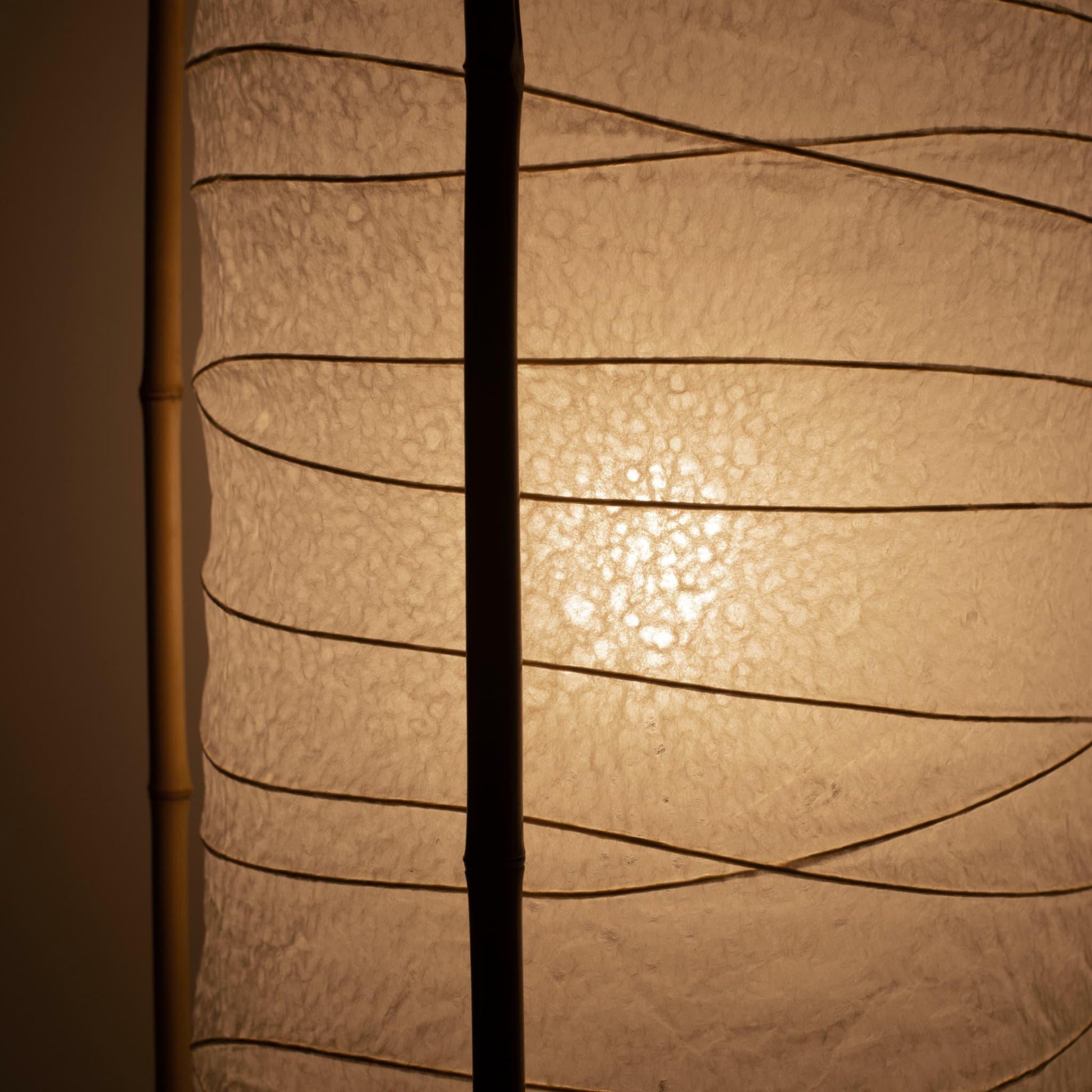 "Détail d'un grand lampadaire sur pied avec 4 supports en bambou, fabriqué selon les techniques de lanternes de Gifu et avec du papier Mino washi."