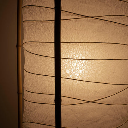 "Détail d'un grand lampadaire sur pied avec 4 supports en bambou, fabriqué selon les techniques de lanternes de Gifu et avec du papier Mino washi."