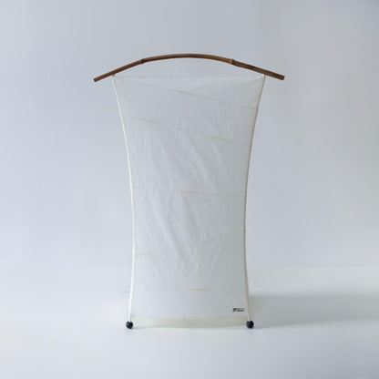Lampe sur pied unique en forme de haricot, fabriquée avec des techniques de lanternes de Gifu et du papier Mino washi vieux de 1300 ans.