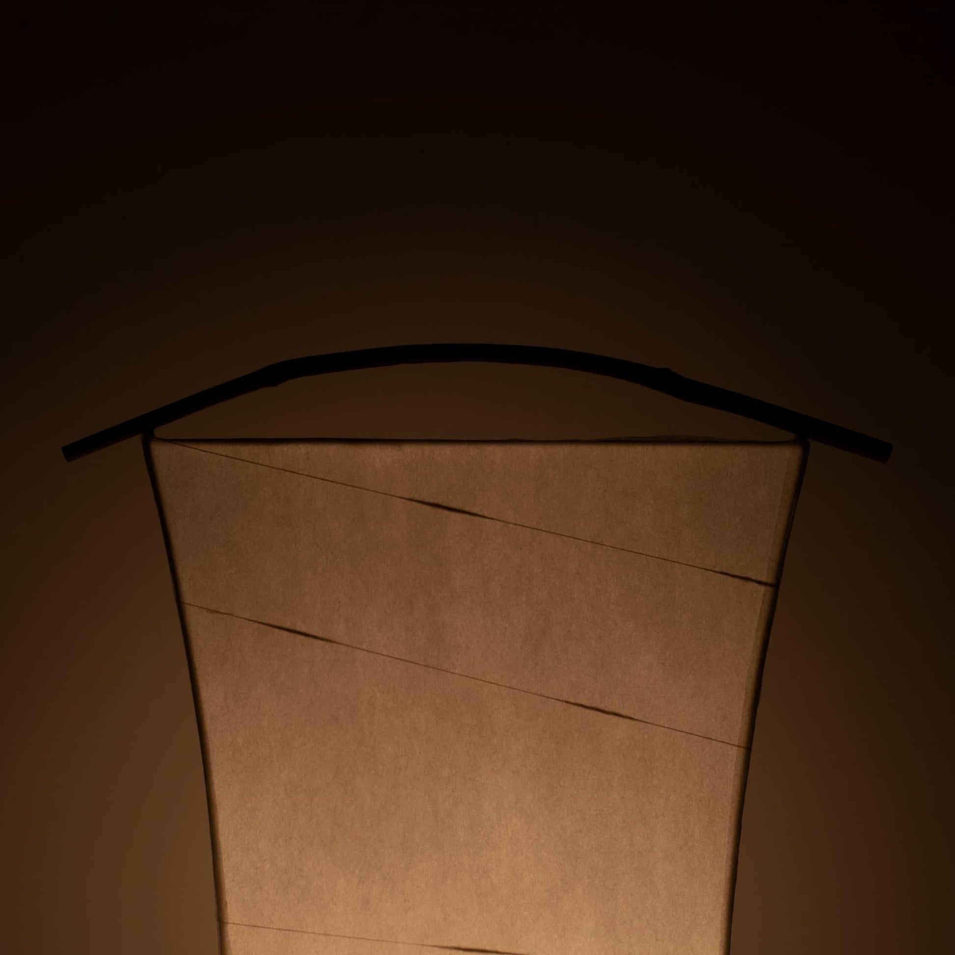 "Détail d'un lampadaire en papier unique, fabriqué avec les techniques de lanternes de Gifu et du papier Mino washi vieux de 1300 ans, montrant les motifs et textures complexes du papier washi."